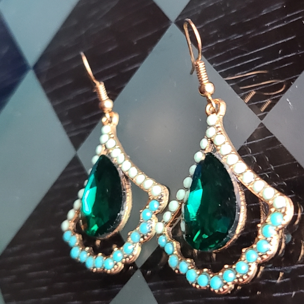Elegant Green and Gold Teardrop Earrings - Picture 1 of 9